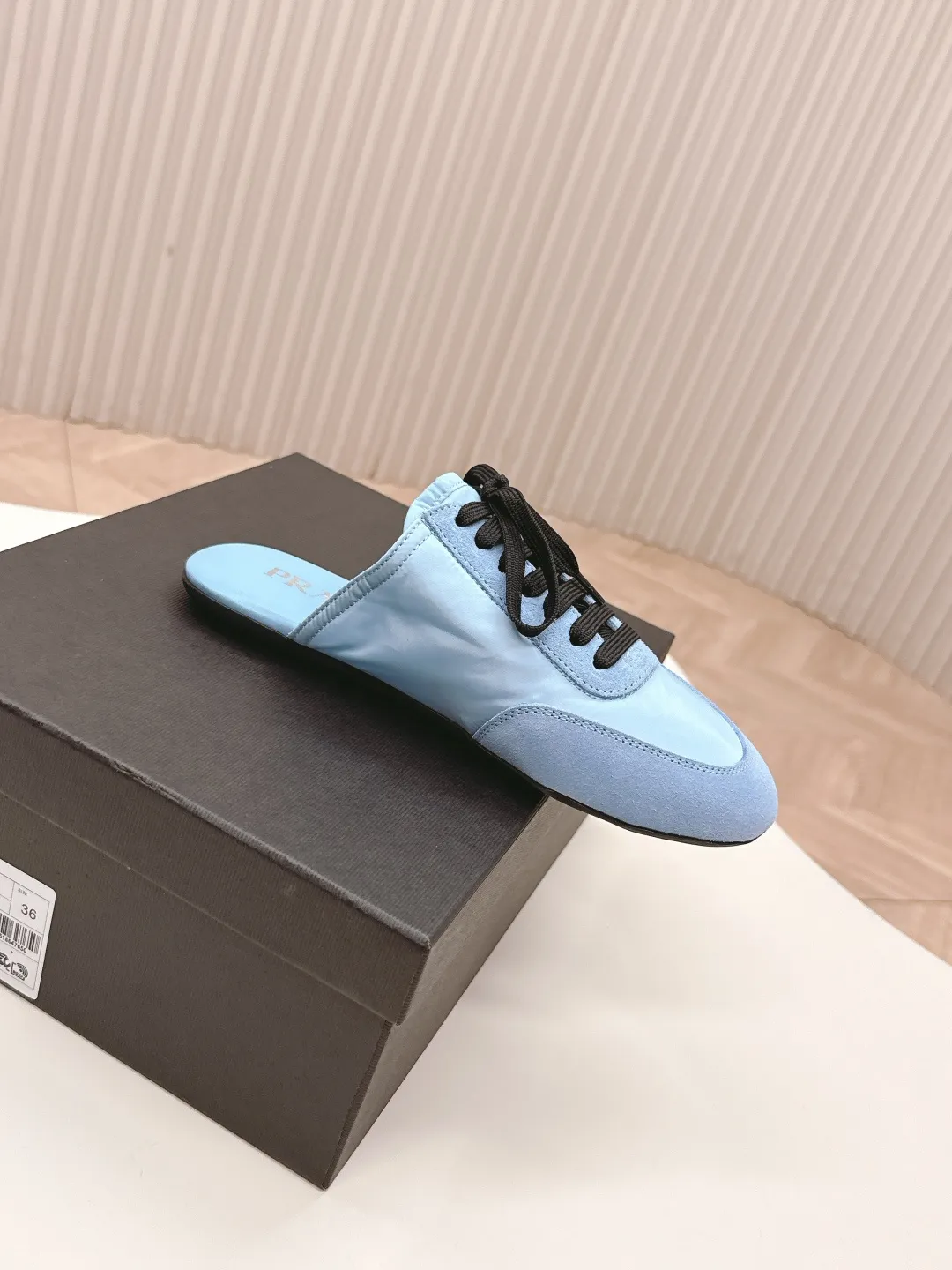👟👟Ex-factory price 480👟👟 New color half-flop Prada Collapse recycled nylon and suede leather stretch half-flop 2025 spring and summer latest catwalk model Forrest Gump slippers Fashion item thin casual slippers This extremely lightweight sports shoe is made of recycled nylon and suede leather to create a three-dimensional shoe shape. The mixed materials highlight Prada's sports style and exquisite craftsmanship soul. The flat bottom design and elastic side cuffs make it easy to put on and take off with ease. The upper is decorated with a screen-printed logo ● Thin rubber sole · Removable leather insole upper, a casual shoe that is light, easy to wear and practical, with an original molded rubber outsole! Encounter a variety of colors combined with Forrest Gump shapes and iconic details such as Prada regenerated nylon to interpret a new style. Size: Women’s size. 35～39# 40.41